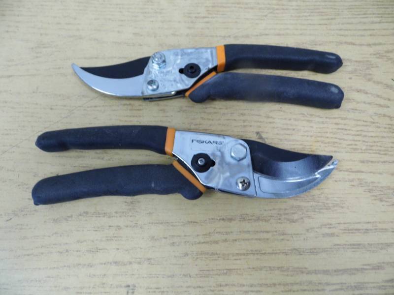 lot 47 image: 2 Pair Fiskars Cutters
