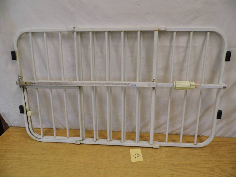 lot 72 image: Pet Gate