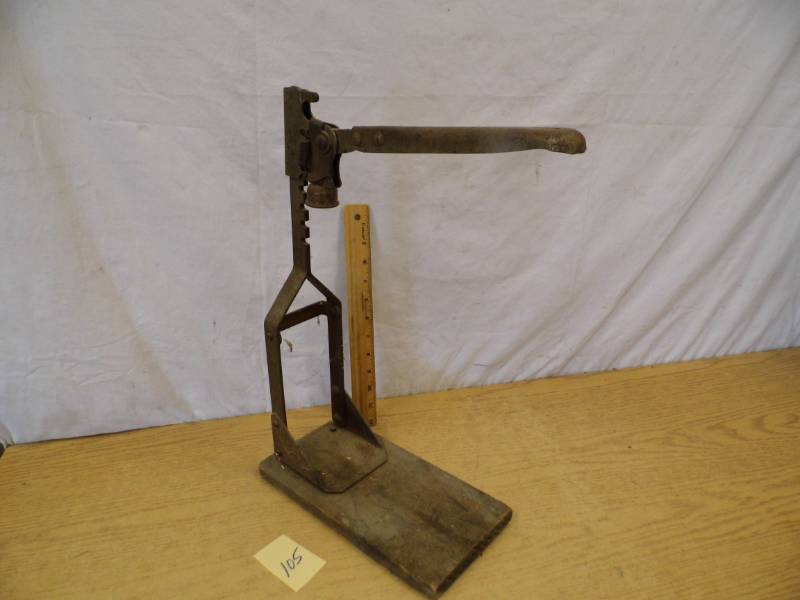 lot 105 image: Press Reloader Bottle Capper