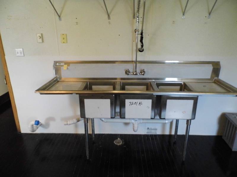 lot 4 image: New 3 Compartment Regency Sink