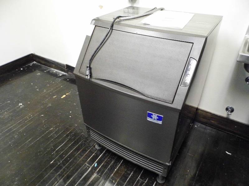 lot 9 image: New NEO Manitowic Ice Machine