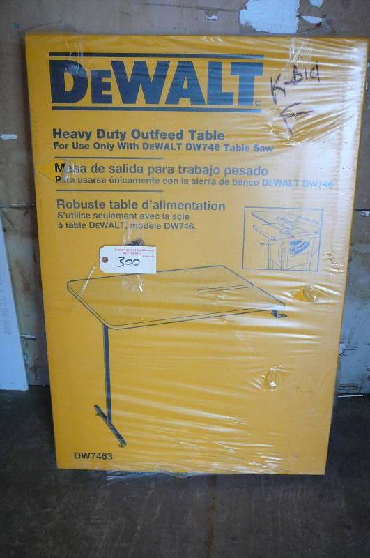lot 300 image: Dewalt Heavy Duty out feed table