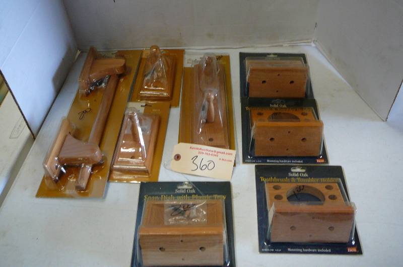 lot 360 image: Bathroom Hardware