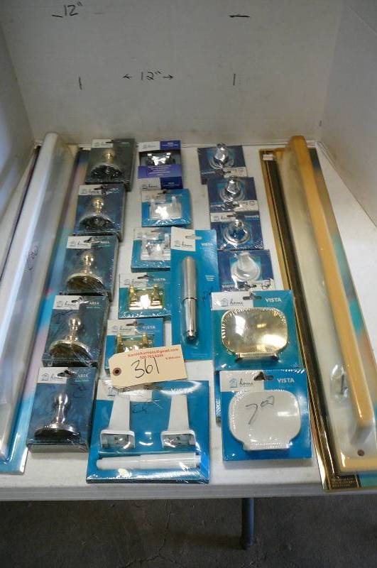 lot 361 image: Vista Bathroom Items