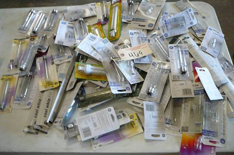 lot 469 image: Large Lot of Misc Halogen Lights