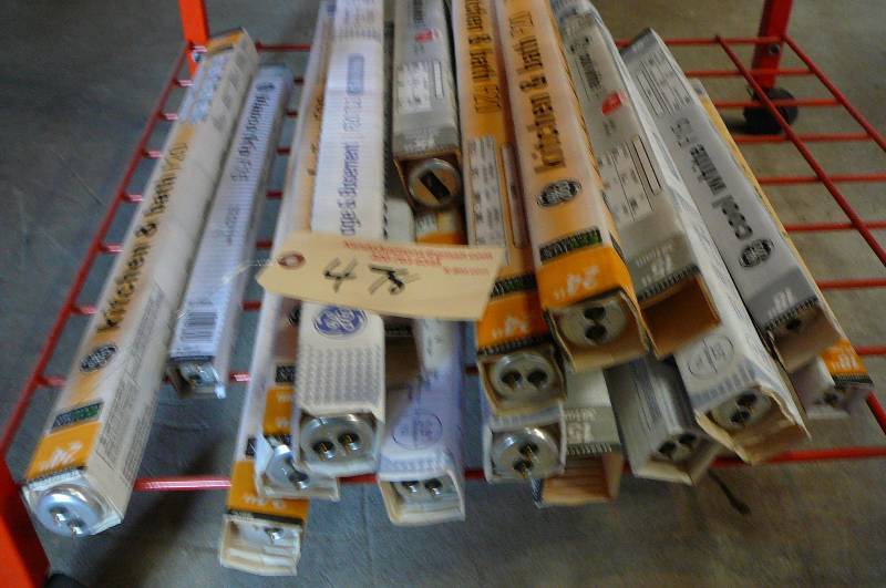 lot 478 image: Lot of Misc Length Fluorescent Tube Lights