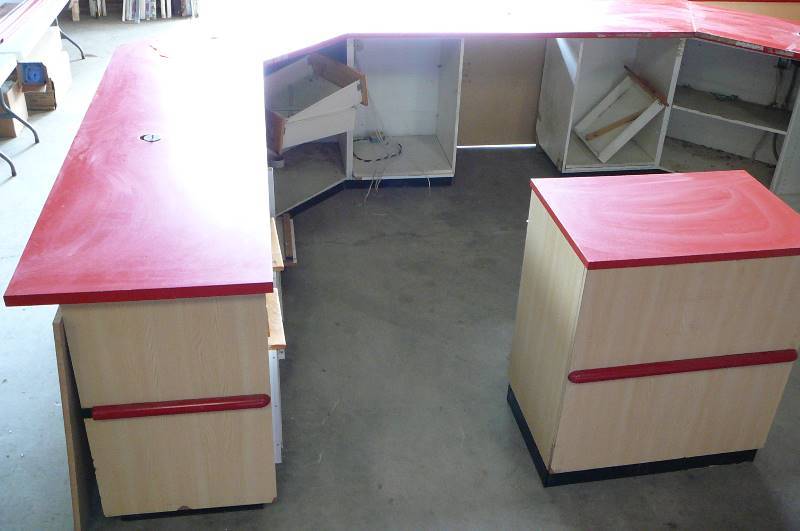 lot 525 image: Large Service Counter w Underside Shelfs & Drawers & Island