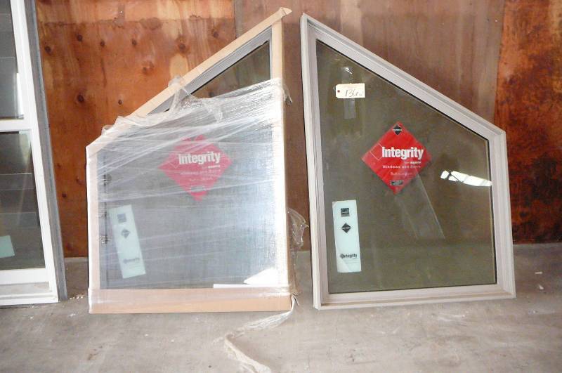 lot 136 image: Integrity Trapezoid Windows