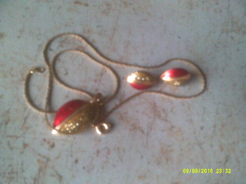 GOLD NECKLACE AND EARINGS