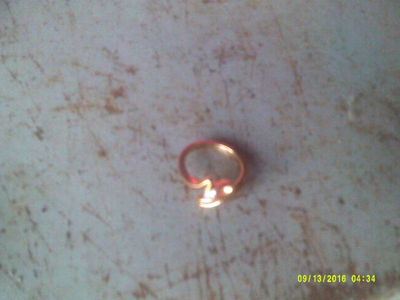 SZ 6 GOLD AND DIAMOND RING
