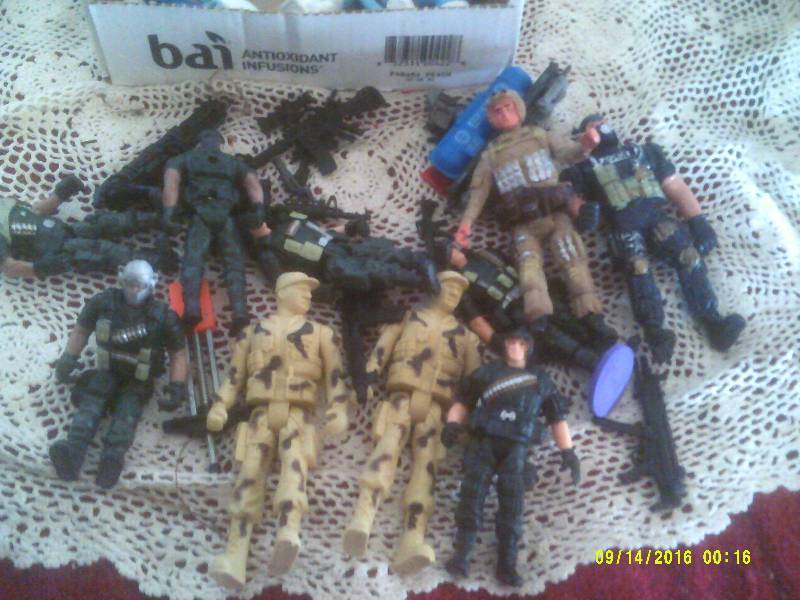 COLLECTIBLE SMURFS , RAISONS , ARMY MEN