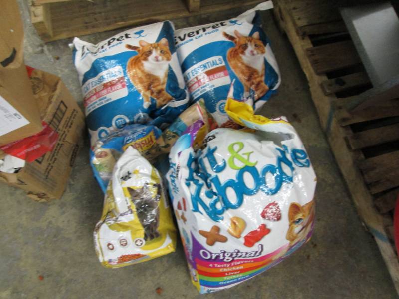 Lot of Assorted Cat Food- damaged b...