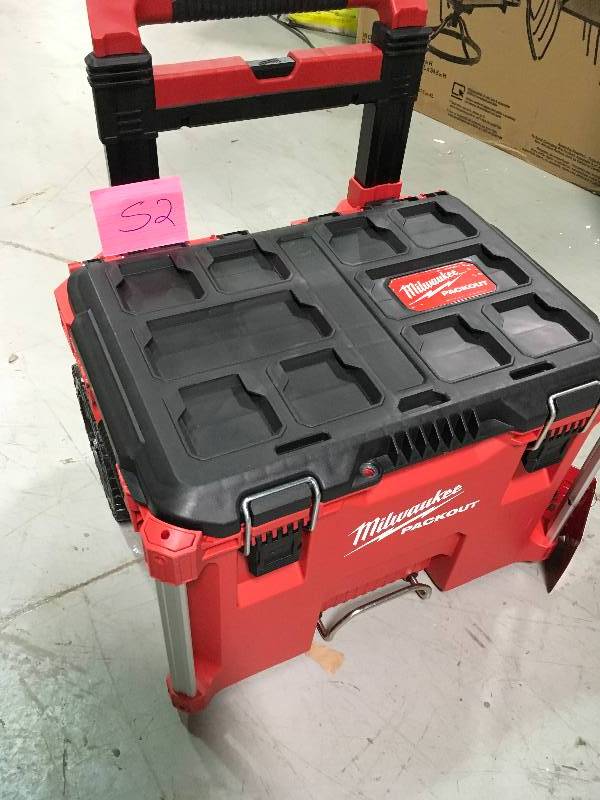 Milwaukee PACKOUT 22 in. Rolling Tool Box not used