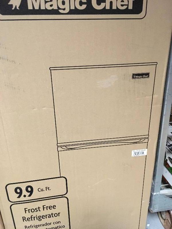 Magic Chef 9.9 cu. ft. Top Freezer Refrigerator in White New