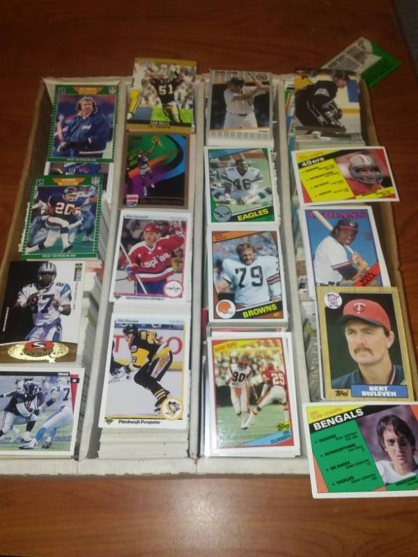3,000 MLB, NFL, NBA, NHL cards variety
