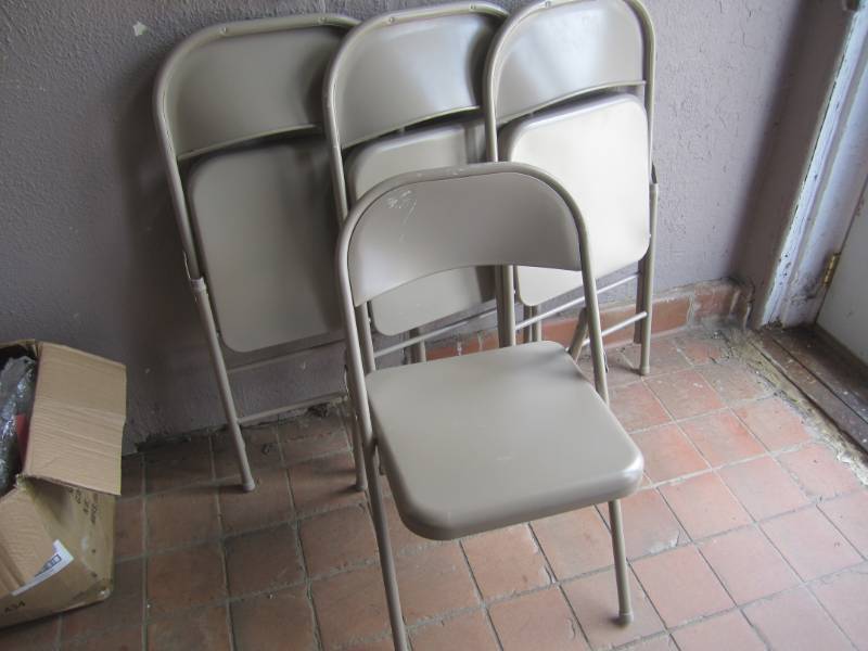 lot 40 image: Lot of 4 Metal Folding Chairs  EW2...