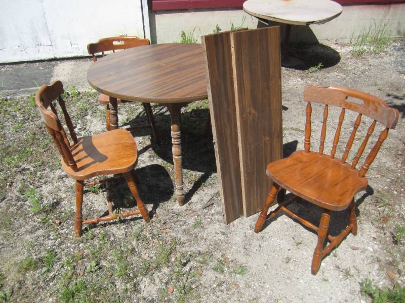 lot 48 image: 42 Round Table with 2 - 12 Leaves...