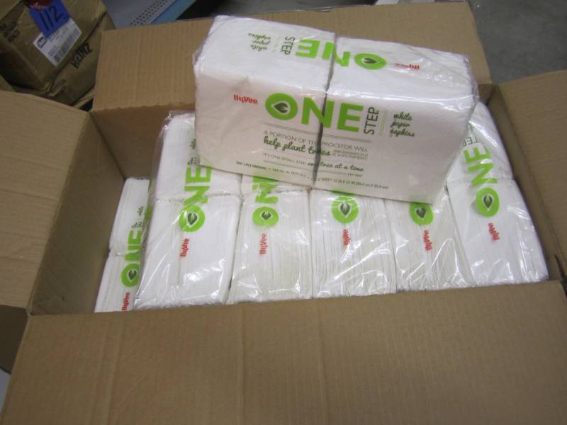 lot 114 image: Case of 4500 White Paper Napkins 18...