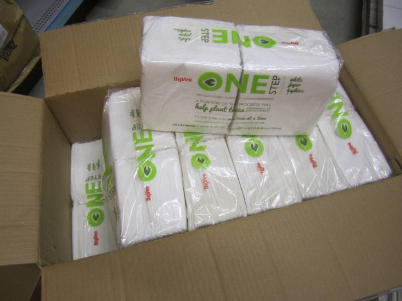 lot 115 image: Case of 4500 White Paper Napkins 18...