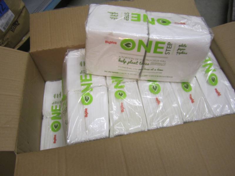lot 116 image: Case of 4500 White Paper Napkins 18...