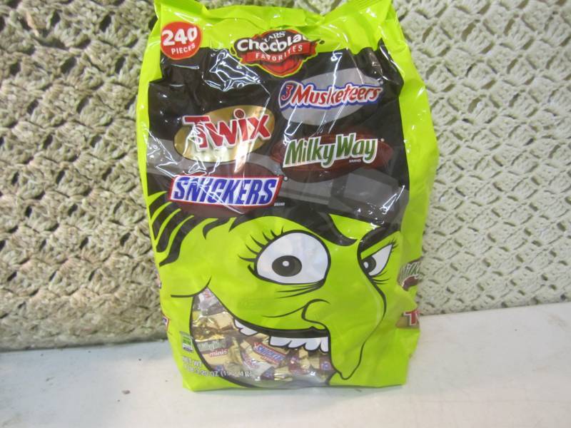 lot 216 image: Large Bag of Mixed Candy Best by Ap...