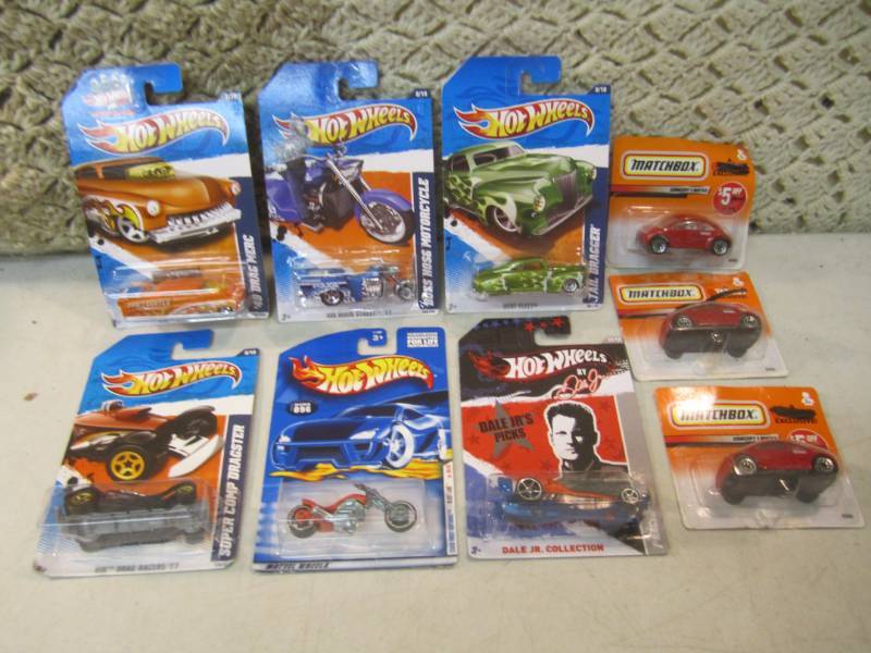 lot 267 image: 9 Hot Wheels and Matchbox Cars  E-1...