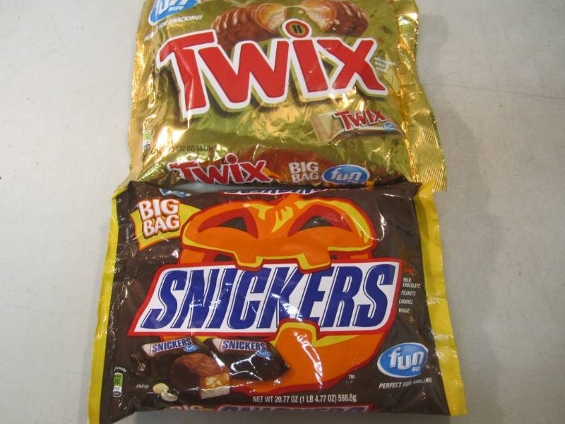 lot 279 image: Mix Lot of 2 Big Bags of Fun Size S...