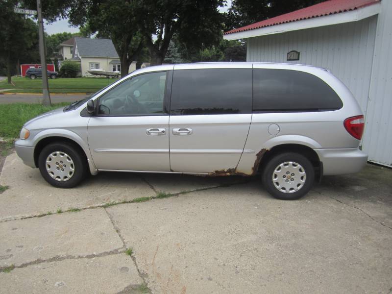 lot 1 image: 2002 Chrysler Town And Country LX van