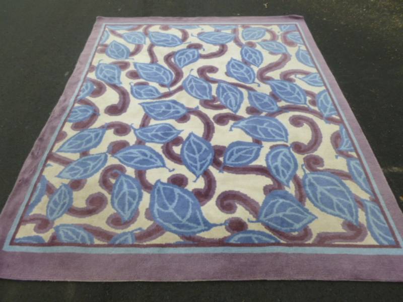 lot 11 image: Floor Rug