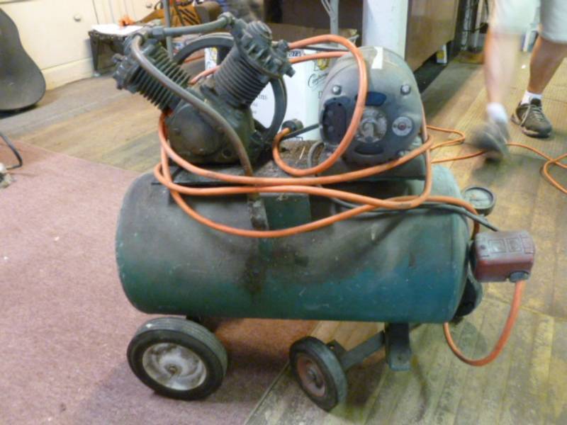 lot 14 image: Air Compressor