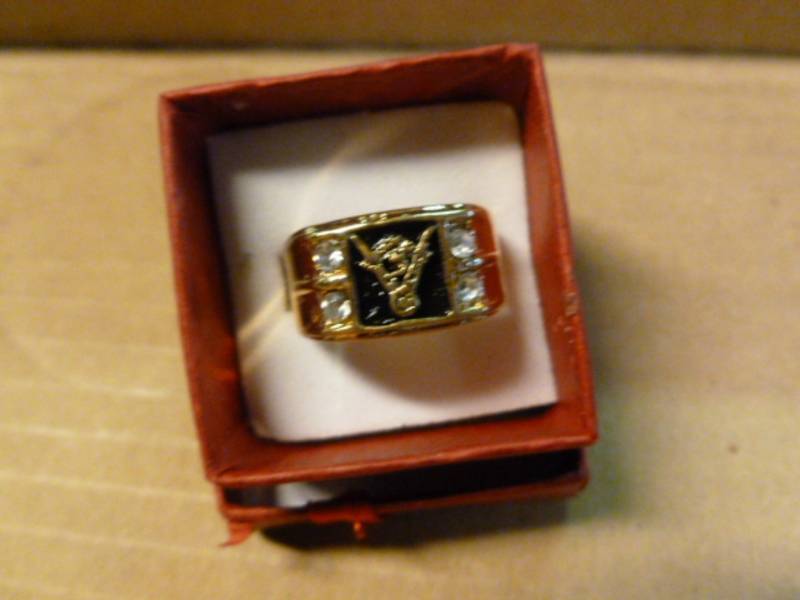 lot 46 image: Mens Ring