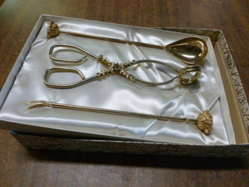 lot 70 image: Vintage Serving Set