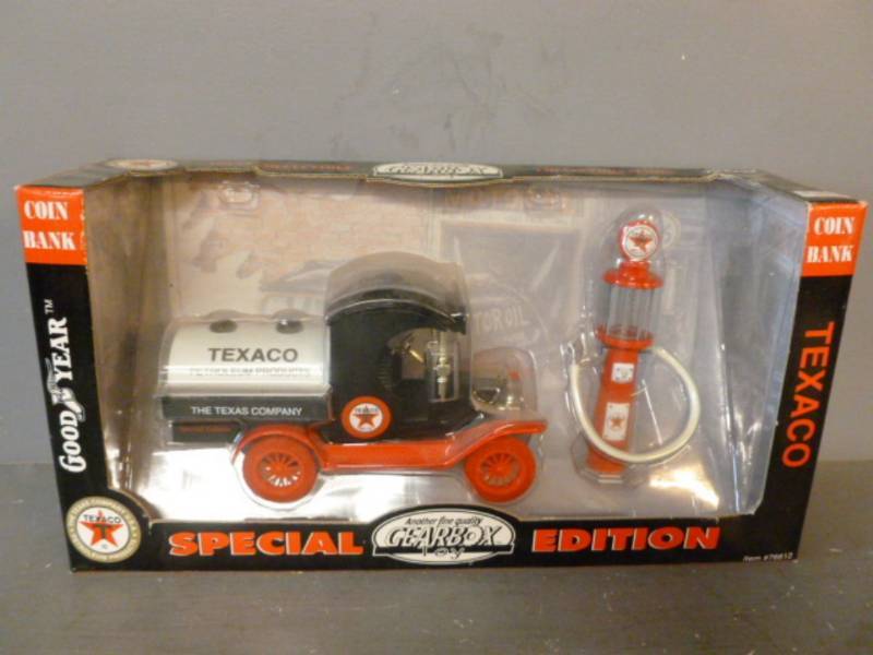 lot 140 image: Die Cast Metal Truck