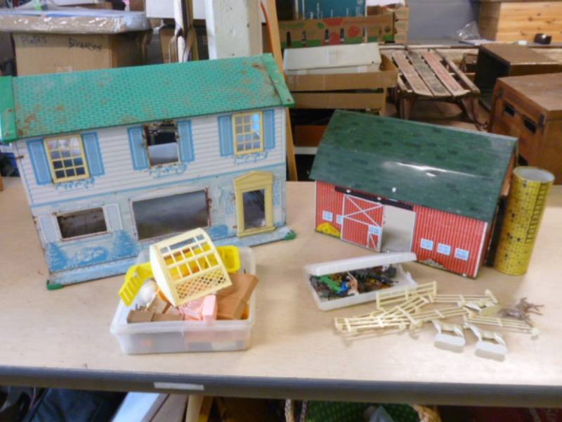 lot 162 image: Vintage Tin Doll House
