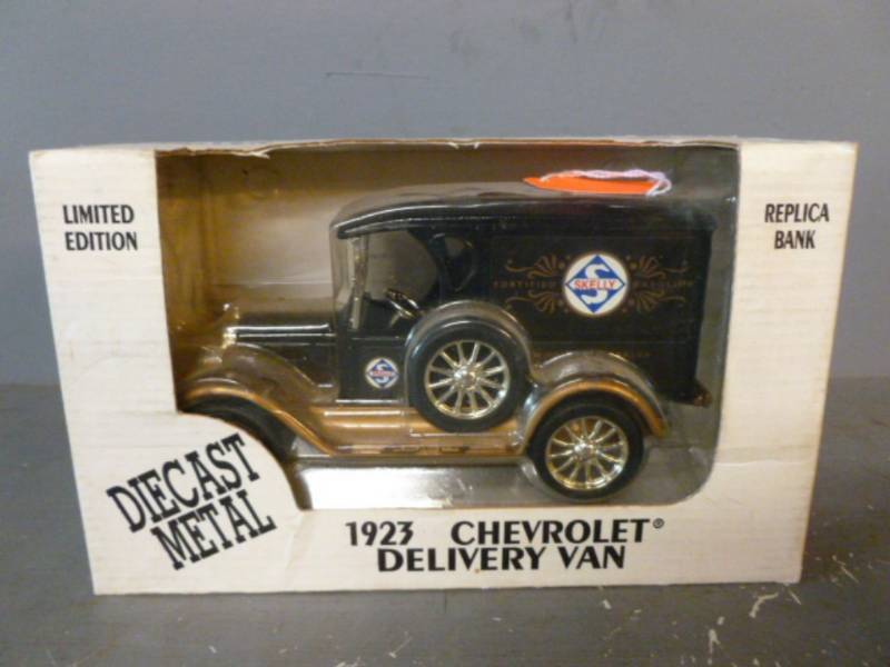 lot 195 image: Ertl Truck Coin Bank