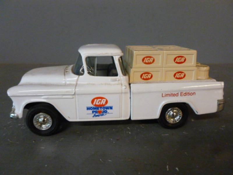 lot 210 image: Ertl Truck Coin Bank
