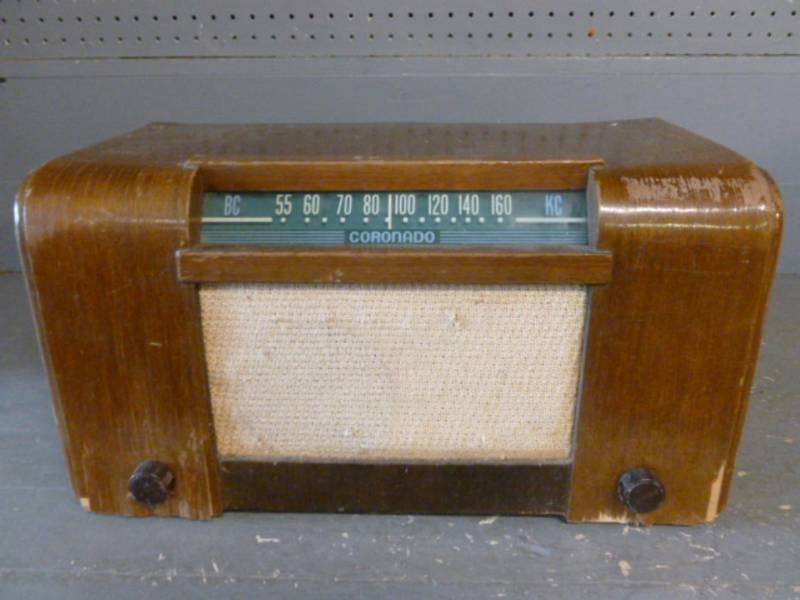 lot 246 image: Vintage Tube Radio