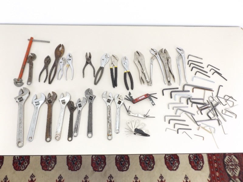 lot 50 image: Large Lot of Miscellaneous Wrenches
