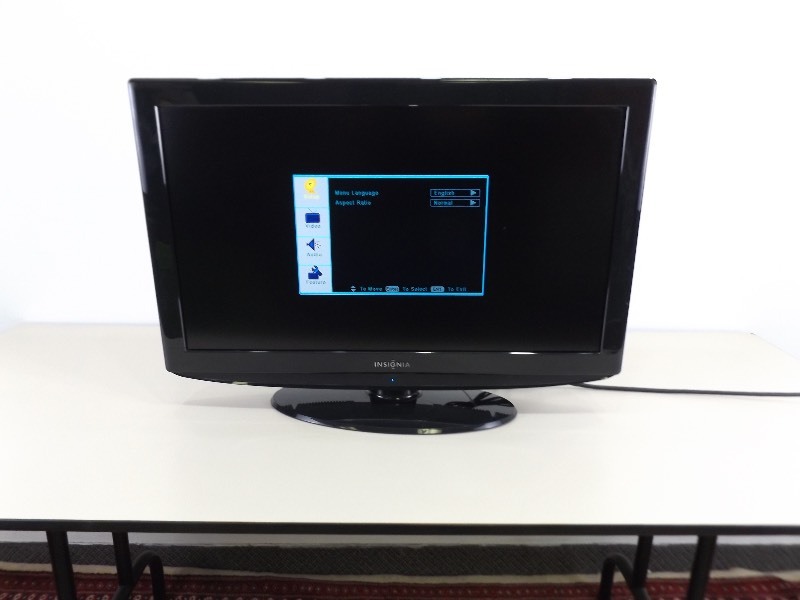 lot 51 image: Insignia 32 LCD TV