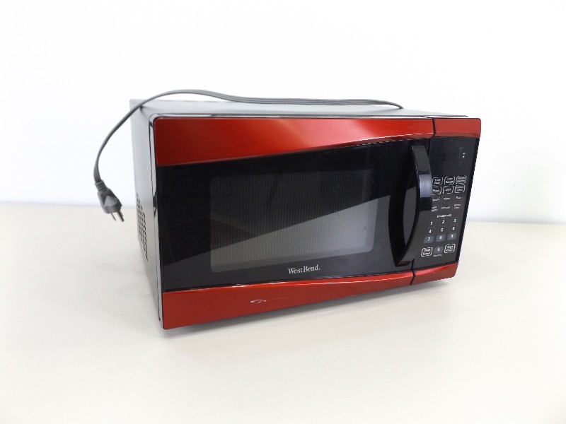 lot 53 image: WORKING West Bend 900 Watt Turntable Microwave