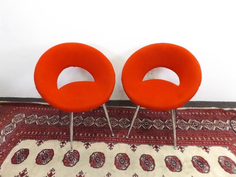 lot 5 image: 2 Modern Red Chairs
