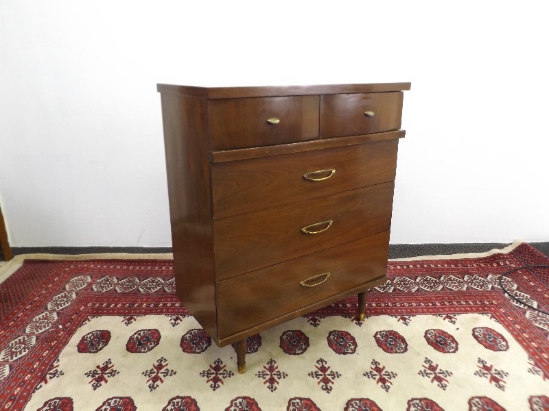 lot 10 image: Mid Century 4 Drawer Dresser