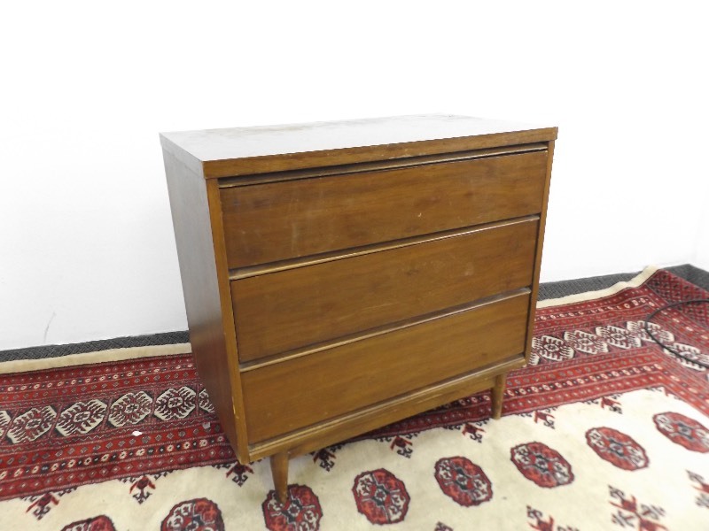 lot 13 image: Mid Century 3 Drawer Dresser