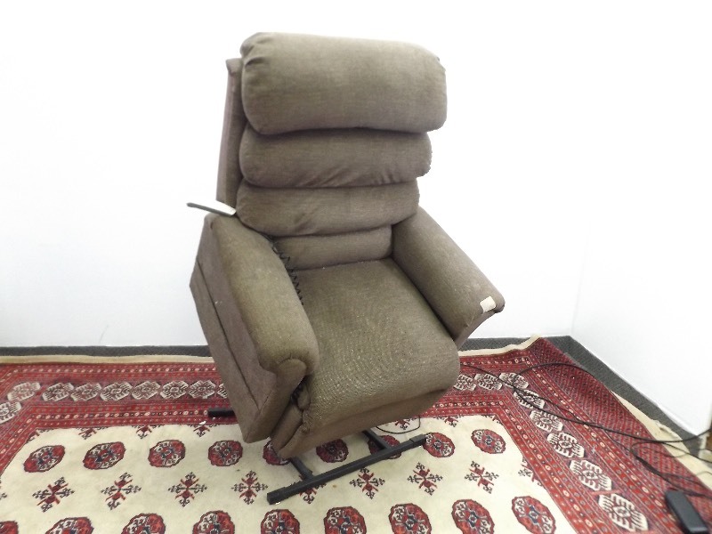 lot 18 image: WORKING Pride LC-470 Lift Chair3-Position Recliner