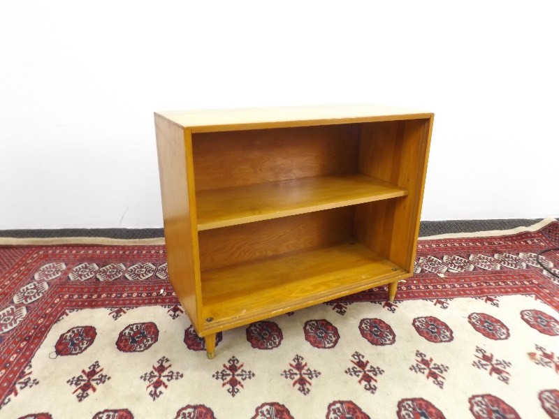 lot 25 image: Small Mid Century Wood Cabinet