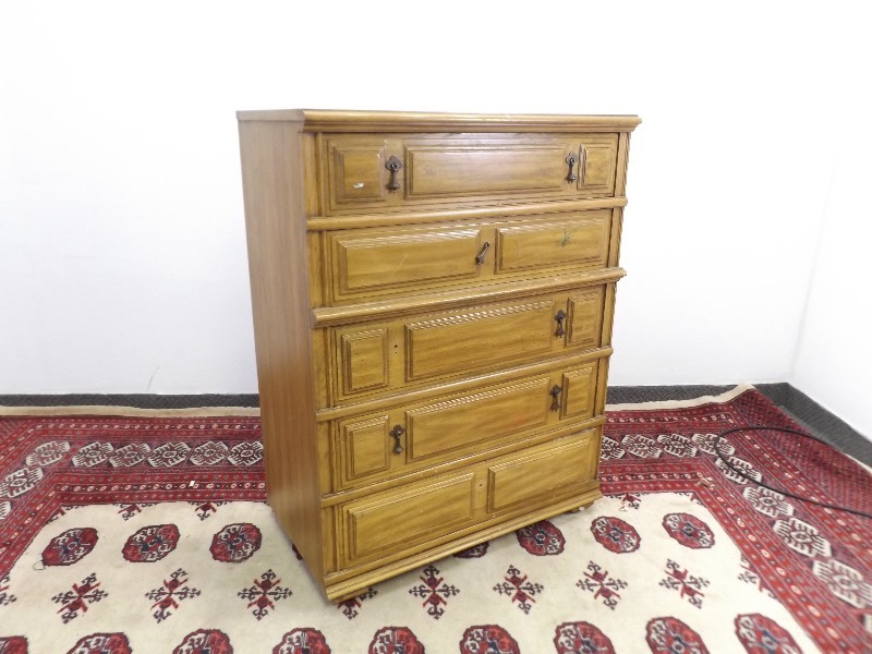 lot 27 image: Mid Century 5 Drawer Thomasville Dresser