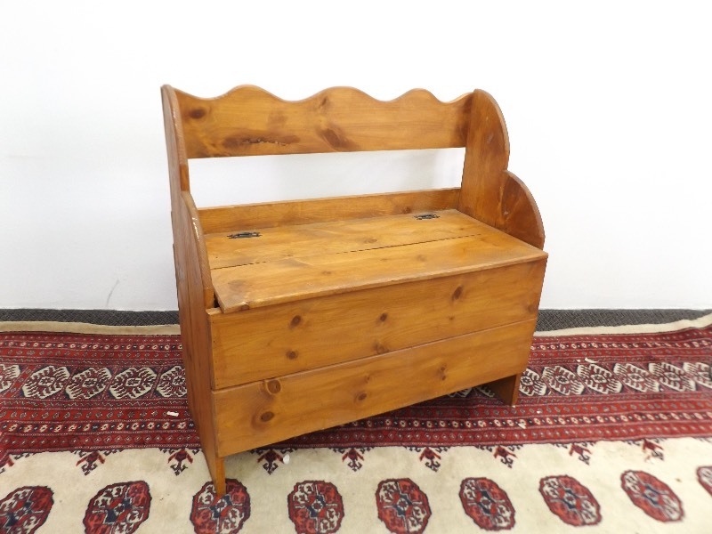 lot 28 image: Entry Way Wood Bench