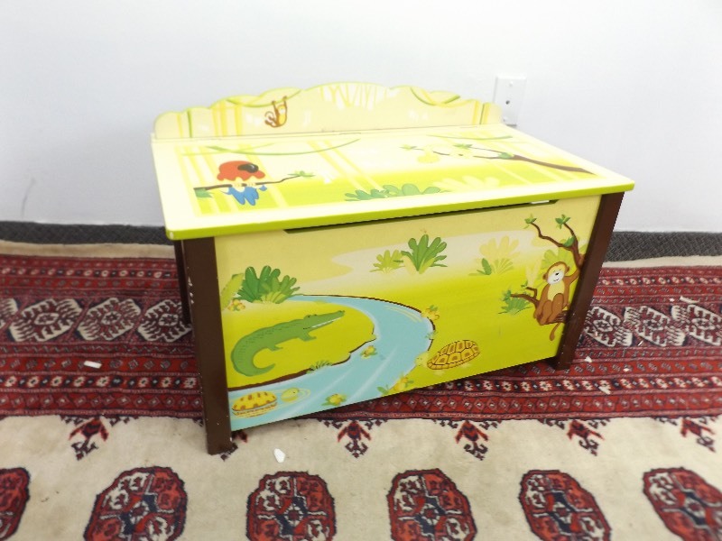 lot 29 image: Kids Wood Toy Chest