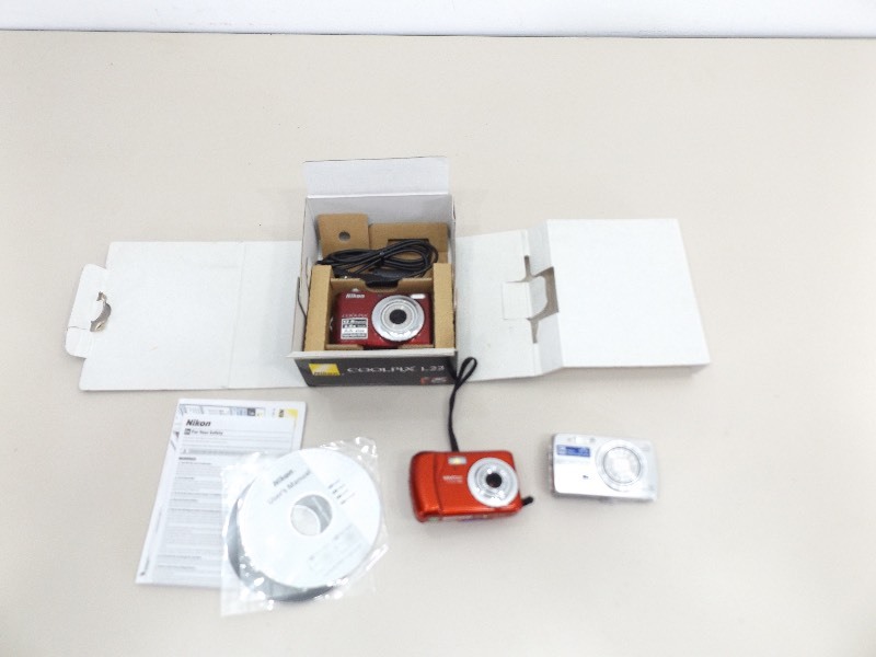 lot 74 image: Lot of 3 Digital Cameras