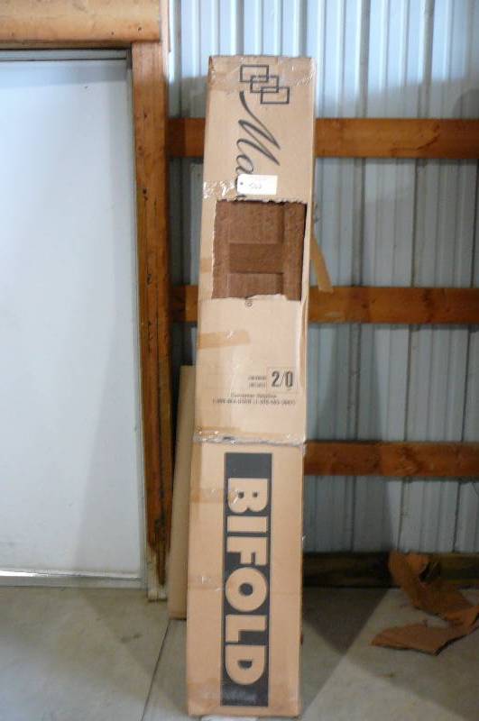 lot 562 image: Bifold  Masonite Door
